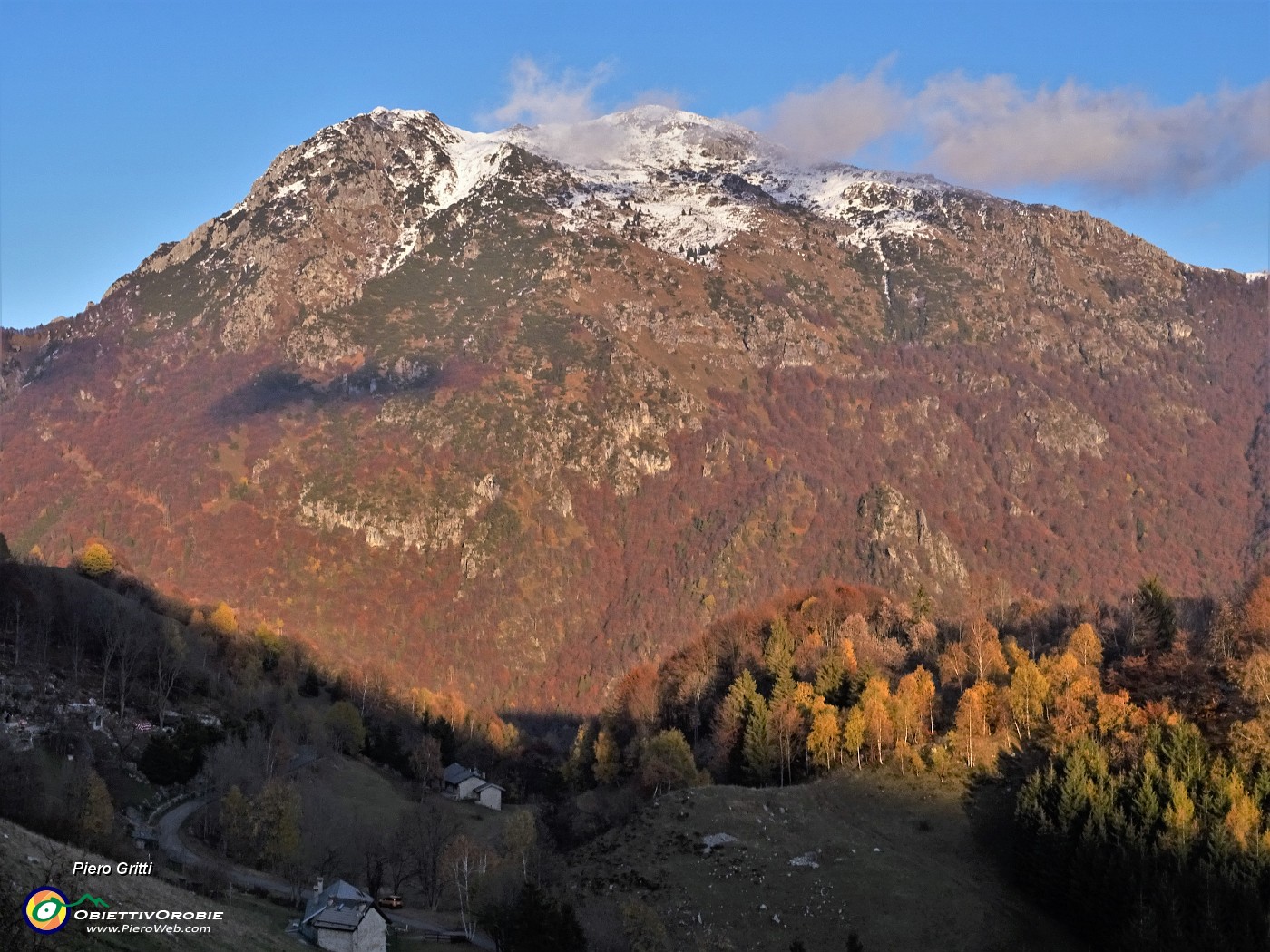 91 Da Quindicina due passi e siamo a Capo Foppa godendo lo spettacolo del Venturosa colorato di tramonto e d'autunno .JPG